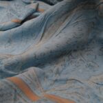 Au mètre voile polyester bleu motifs ethniques gris en 135cm n° 10380