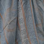 Au mètre voile polyester bleu motifs ethniques gris en 135cm n° 10380