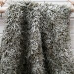 Au mètre fourrure poil long  camaieu de vert en 155cm n°10668