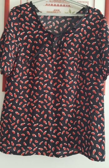 Au mètre fibranne viscose imprimée noire plume rouge en 145cm n°10705