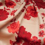 Au mètre,  satin Viscose fond vieux rose grande fleur rouge en 150cm n°11064