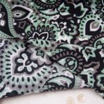 Au mètre, viscose vert amande, imprimé cachemire noir et blanc, petit trait argenté ( IKKS) en 156cm  n°11136