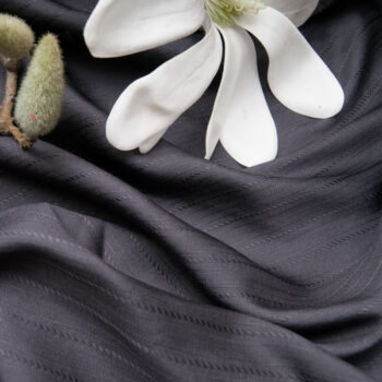 Léger satin viscose gris foncé, rayure relief tressée