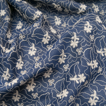 tissu type jean chambray  brodé fleurette