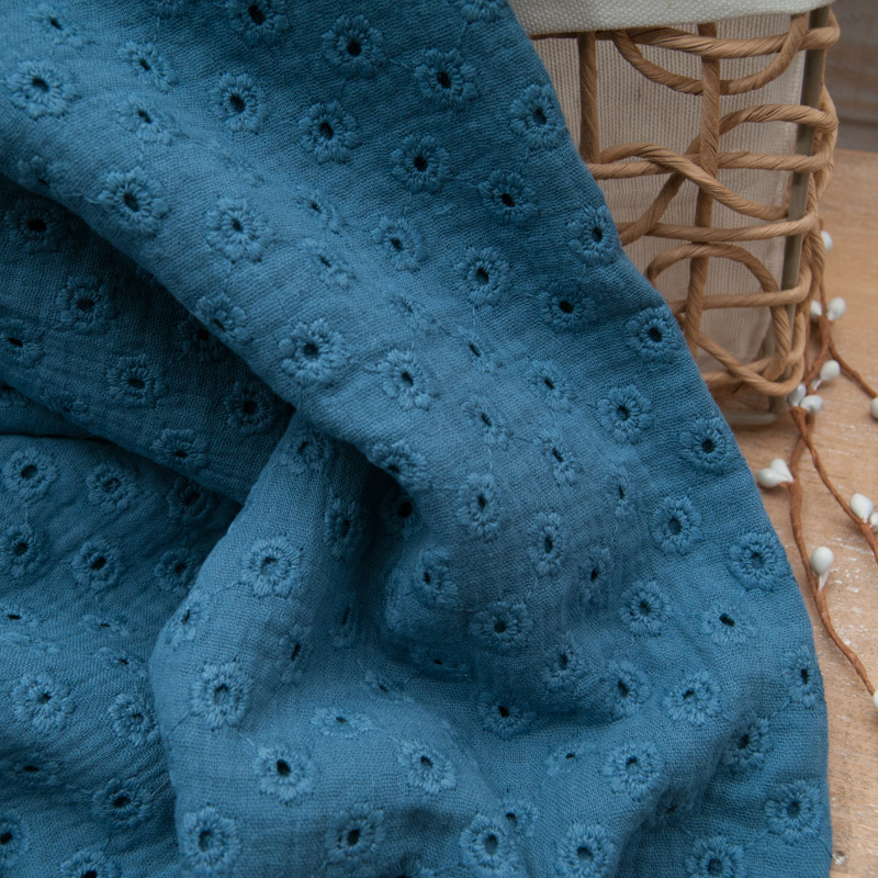 Coton double gaze brodé fleurette Oekotex BLEU Acier