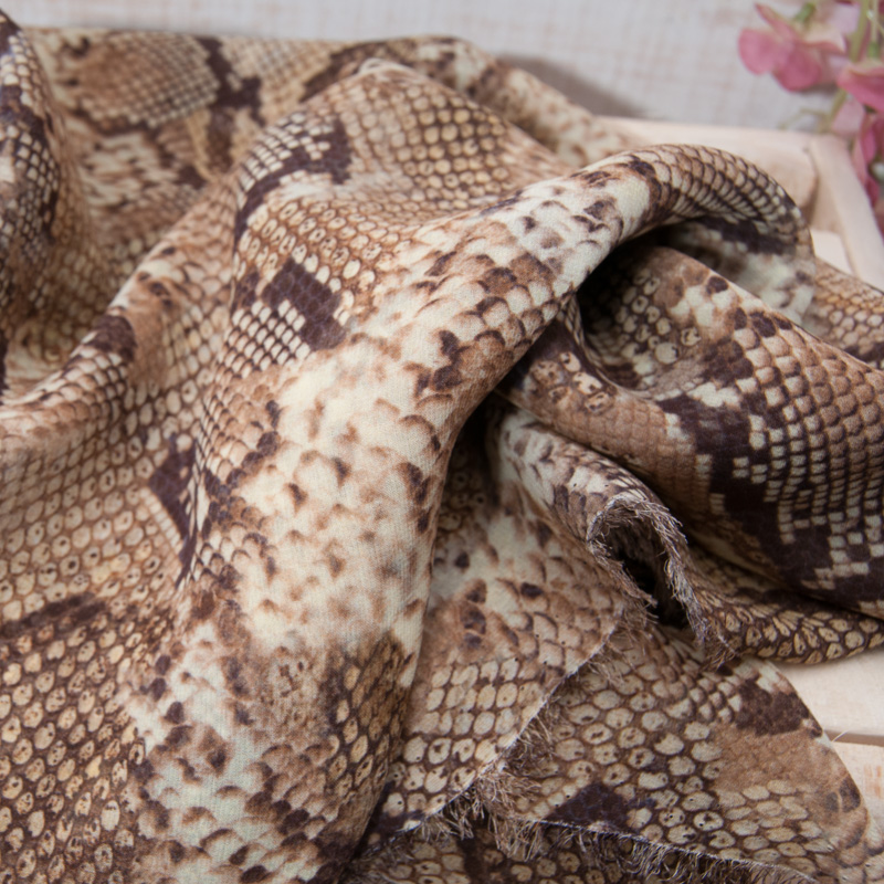 Voile crêpe de SOIE imprimée serpent beige