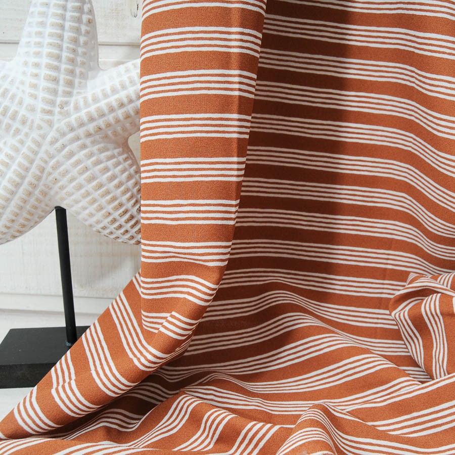 crêpe Polyester et Coton haute Couture à rayures fines caramel