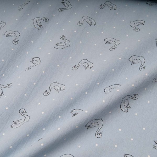 coton lavé motif cygne avec pois blancs fond Dusty BLUE Oekotex