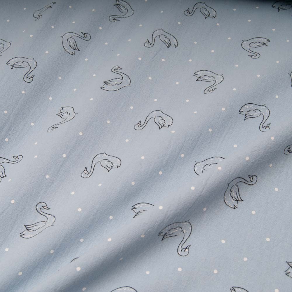 coton lavé motif cygne avec pois blancs fond Dusty BLUE Oekotex