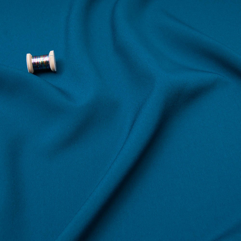 crêpe polyester bleu pétrole légèrement satiné