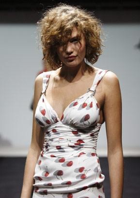 crêpe Viscose fond blanc à cerises Haut de gamme