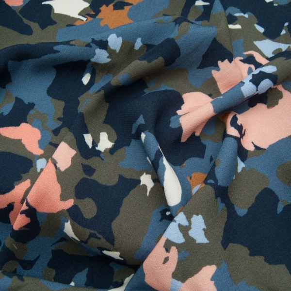 Crêpe viscose fond marine, imprimé camouflage