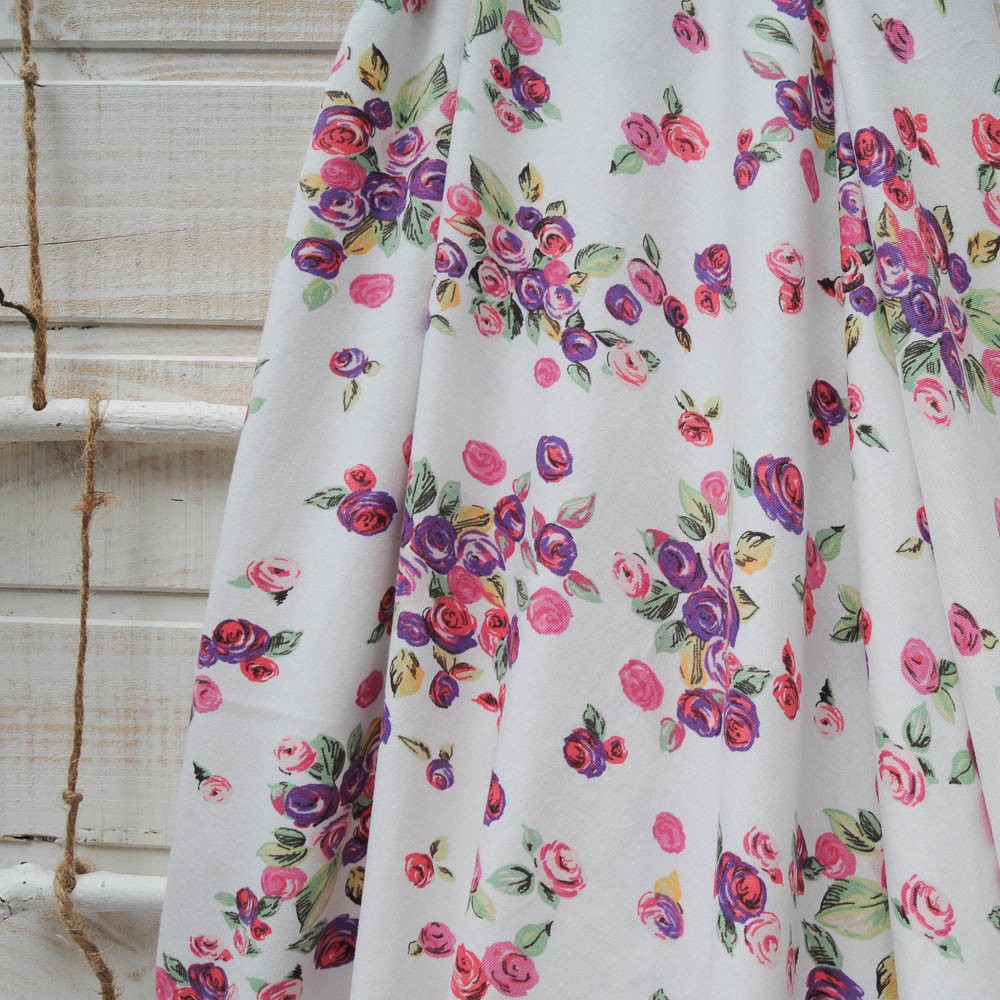 jersey coton fond blanc motif pivoine rose et mauve