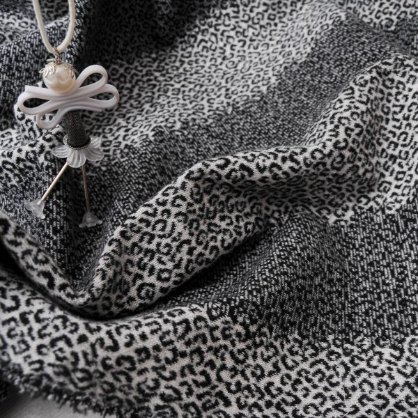 Jacquard Lainage gris et noir tâches léopard graou