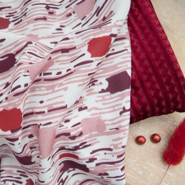 légère viscose Haut de gamme fond blanc cassé motif bordeaux
