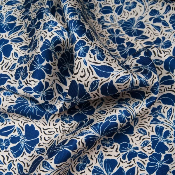Satin polyviscose fond beige imprimé floral bleu Ikks