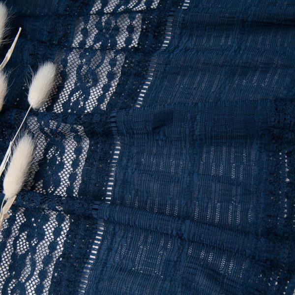 tissu effet entre 2 dentelles bleu marine