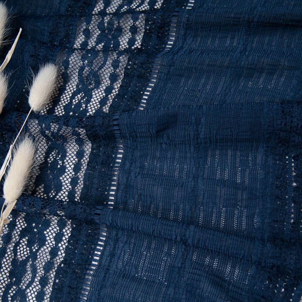 tissu effet entre 2 dentelles bleu marine