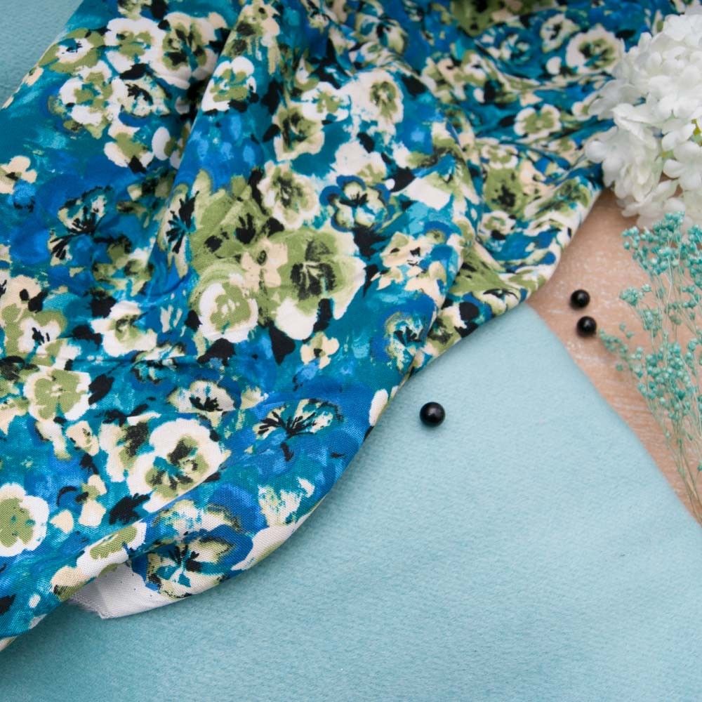 Viscose fleurie fond turquoise fluide