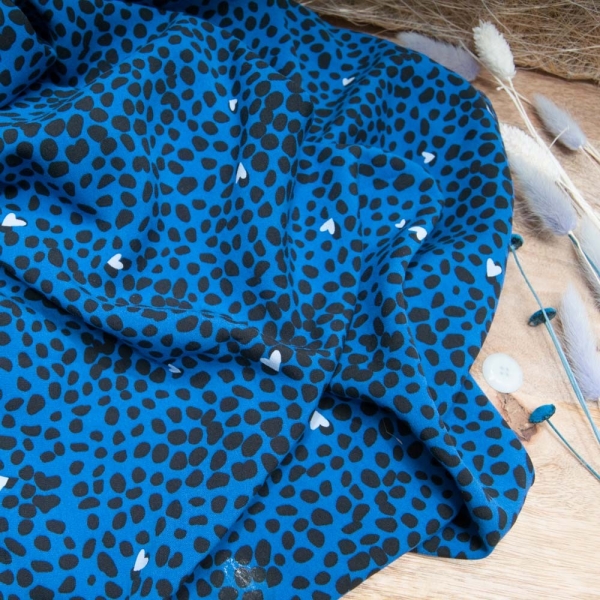 viscose imprimée tâche noire, petit coeur fond bleu roy