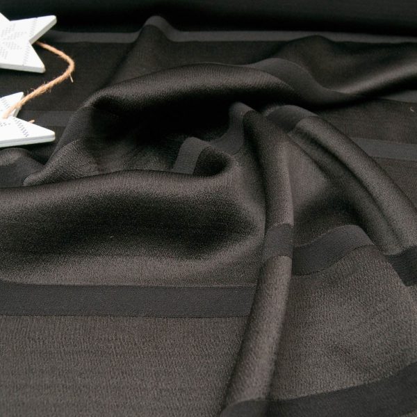 Coupon viscose satinée noire rayure ajourée 1m