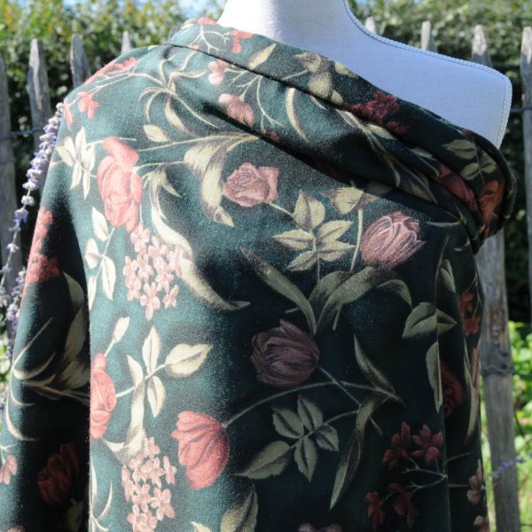 Coton et Polyester fond vert imprimé fleur vieux rose