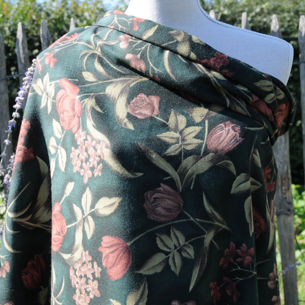 Coton et Polyester fond vert imprimé fleur vieux rose