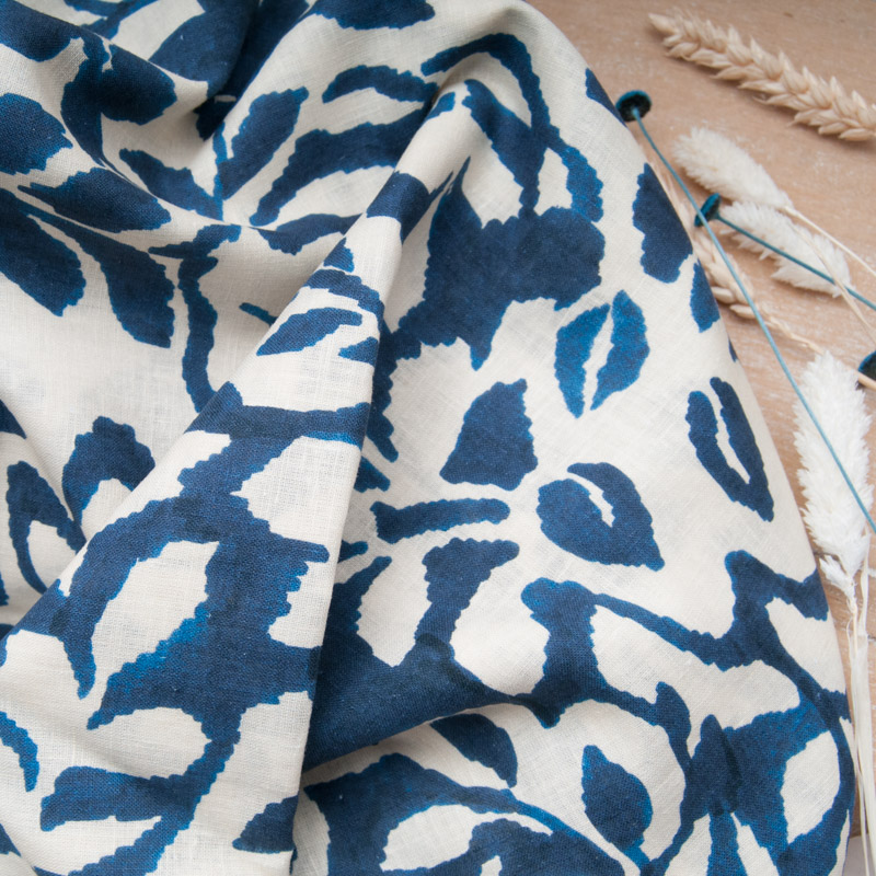 superbe 55% Lin, 45% Coton fond avec un imprimé arabesque écru et bleu marine