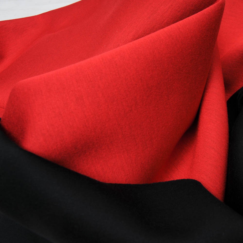 Coupon type néoprène polyester rouge envers noir 95cm par 58cm