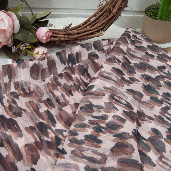 Coupon voile crêpe polyester à rayure lurex doré fond vieux rose, motif gros graou marron et taupe 3m40