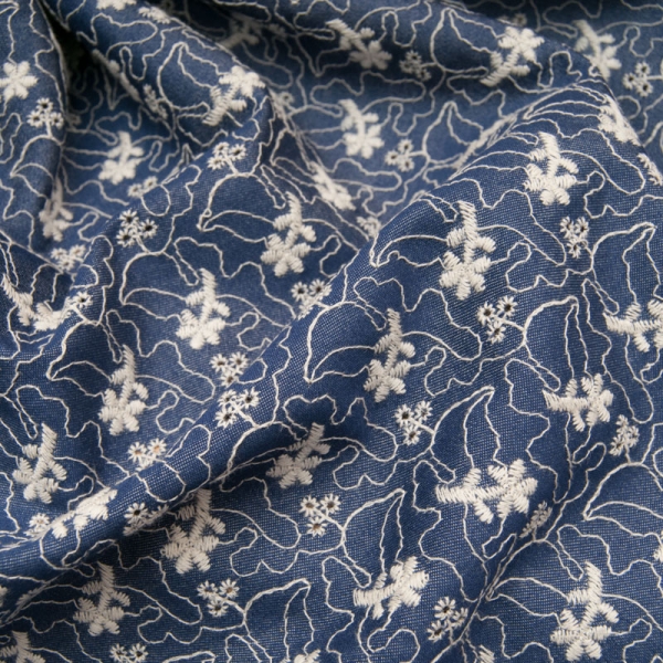tissu type jean chambray brodé fleurette