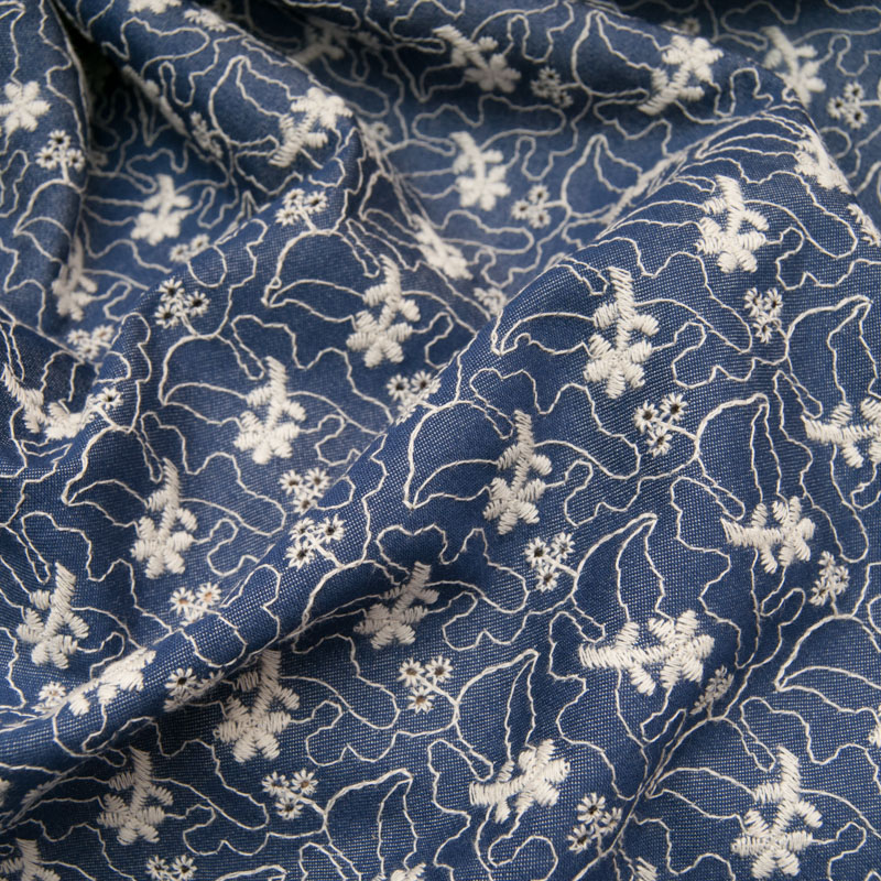 tissu type jean chambray brodé fleurette