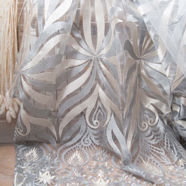Magnifique tissu dentelle brodée beige doré et argent sur maille résille Bande de 28 cm