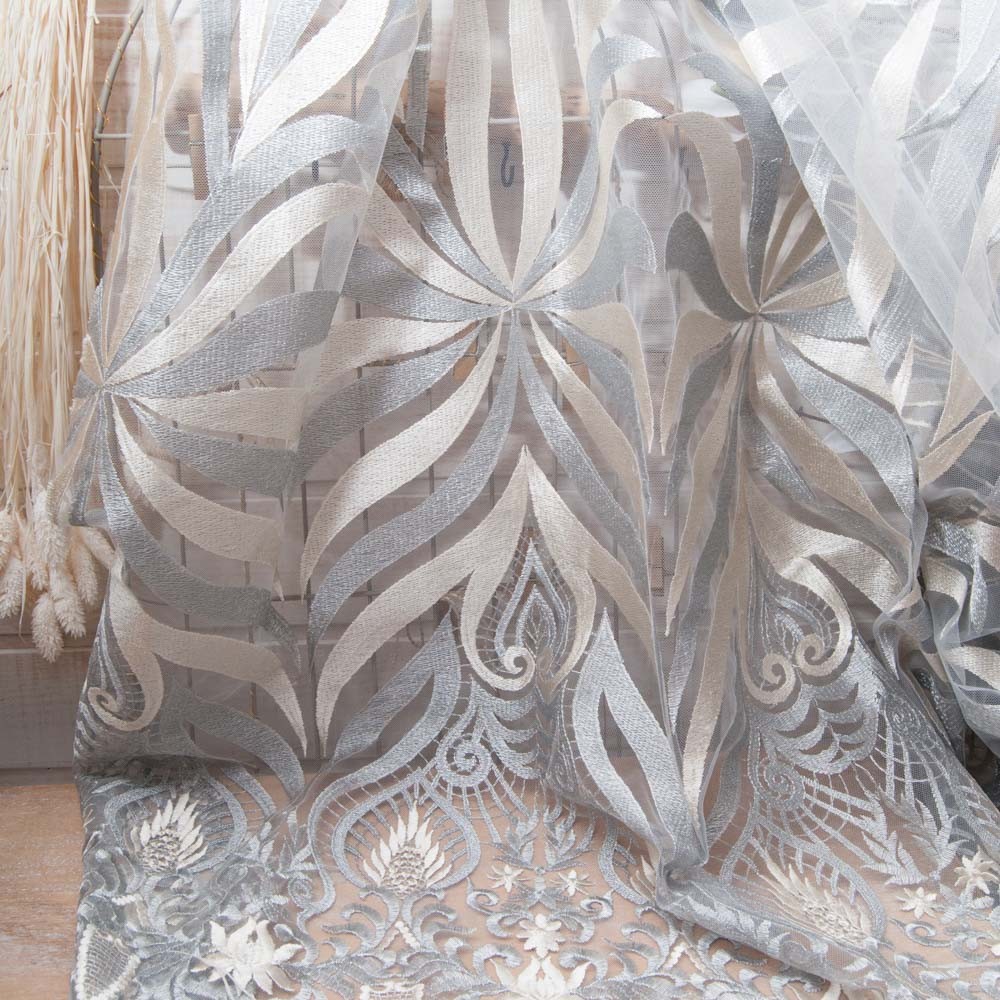 Magnifique tissu dentelle brodée beige doré et argent sur maille résille Bande de 28 cm