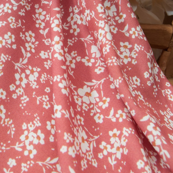 popeline de viscose, imprimé petite fleur blanche à coeur ocre sur fond rose corail