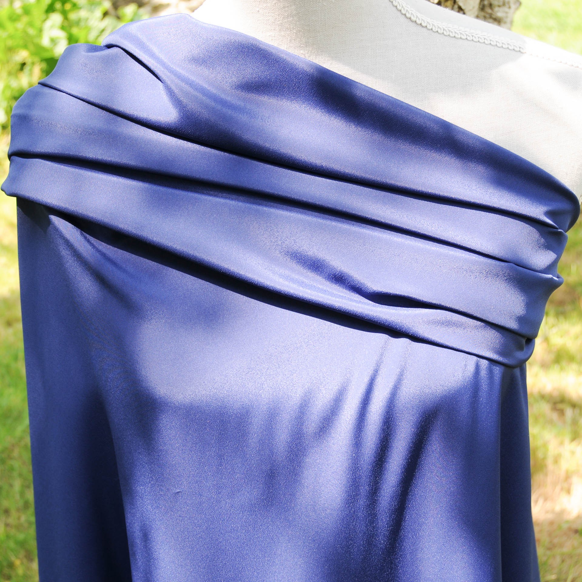 Satin de soie bleu outremer