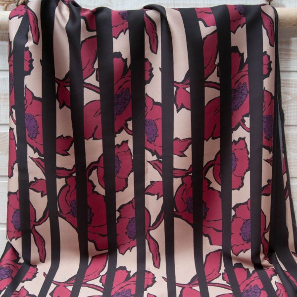 Satin polyester fond beige, fleur pavot bordeaux, fausse rayure noire