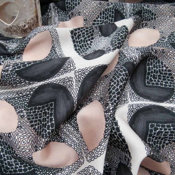 Satin polyester fond beige, motif carré noir et mordoré