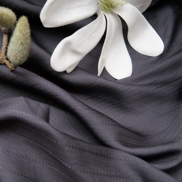 Léger satin viscose gris foncé, rayure relief tressée