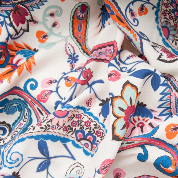 Viscose cachemires floraux multicolores sur fond blanc cassé