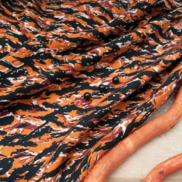 Tissu twill viscose fond orange vague noire
