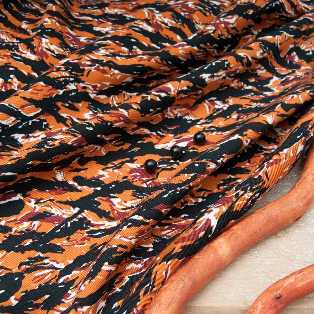Tissu twill viscose fond orange vague noire