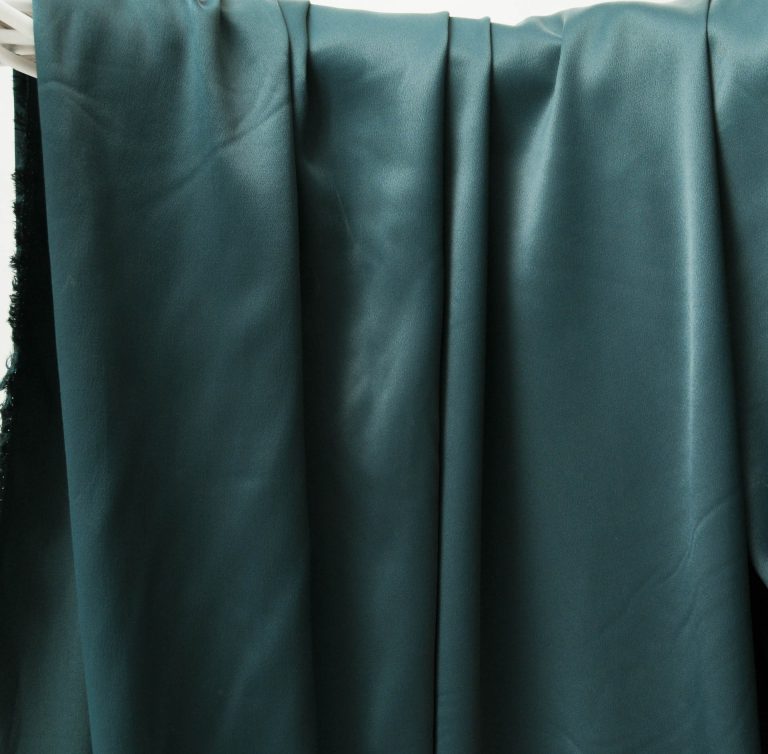Tissu satin viscose vert sapin