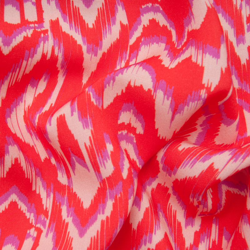 Viscose motif type Ikat sur fond vermillon motif mauve et beige