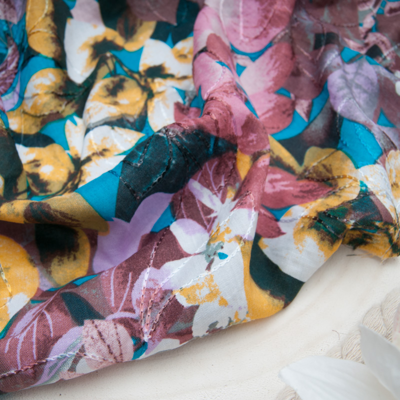 Tissu Viscose légère fleur des îles fond turquoise brodée