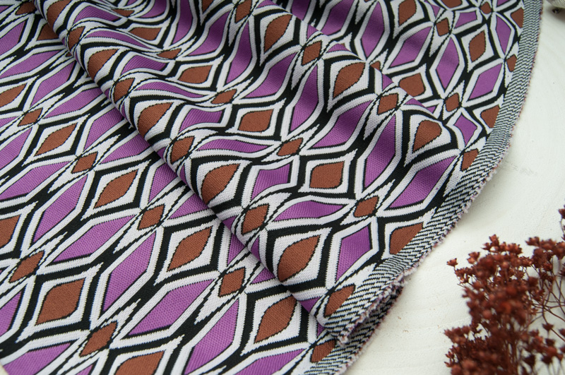 Tissu Maille Jacquard Polyviscose motif losange marron et violet