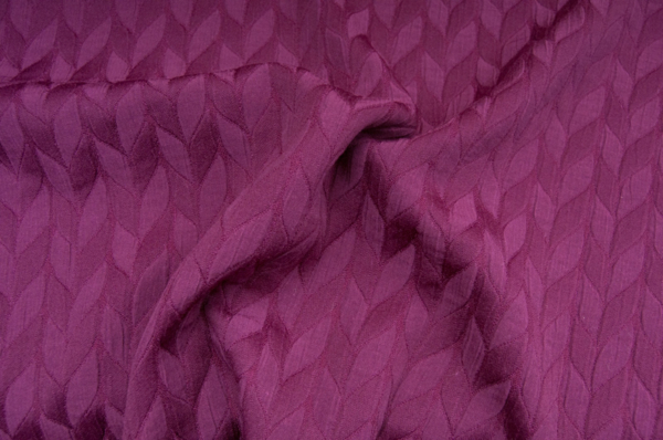 Au mètre, tissu léger gaufré feuille losange AUBERGINE polyviscose