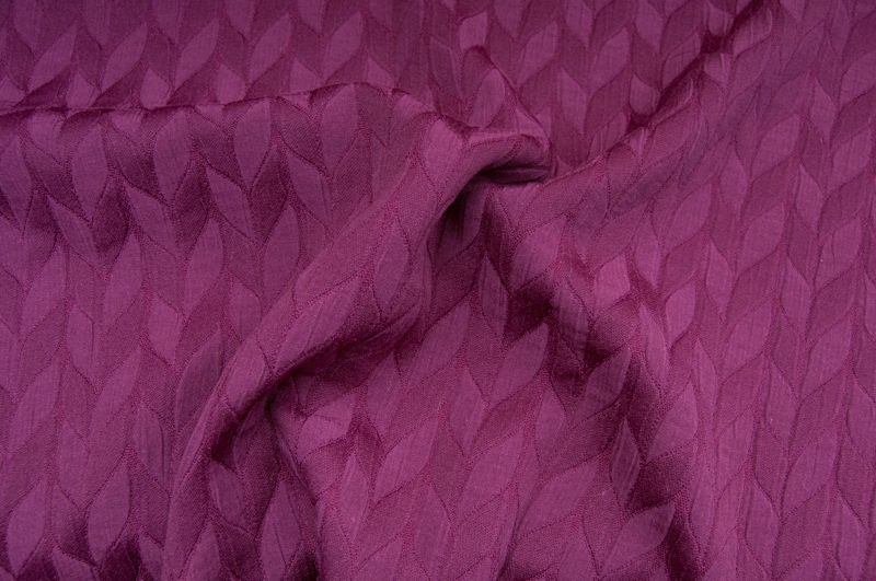 Au mètre, tissu léger gaufré feuille losange AUBERGINE polyviscose
