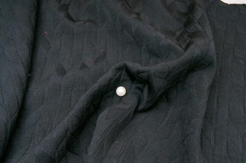 Au mètre, tissu léger gaufré feuille losange NOIR polyviscose