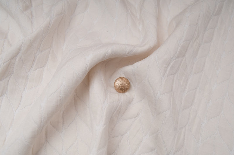 Au mètre, tissu léger gaufré feuille losange ECRU polyviscose